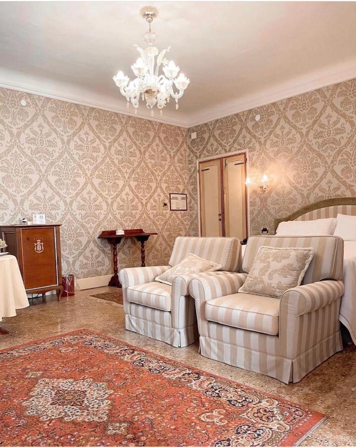 Hotel Villa Condulmer Mogliano Vêneto Exterior foto A room at the hotel
