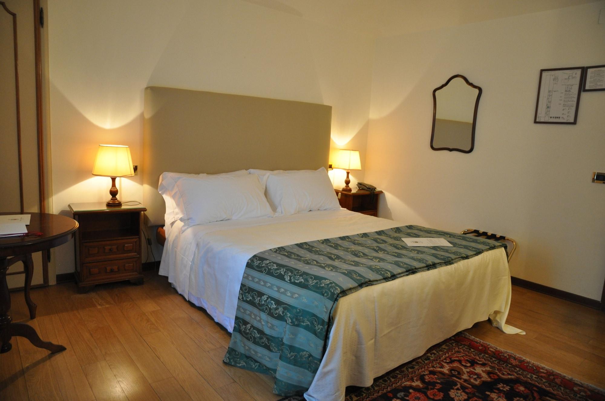 Hotel Villa Condulmer Mogliano Vêneto Exterior foto A guest room at the hotel