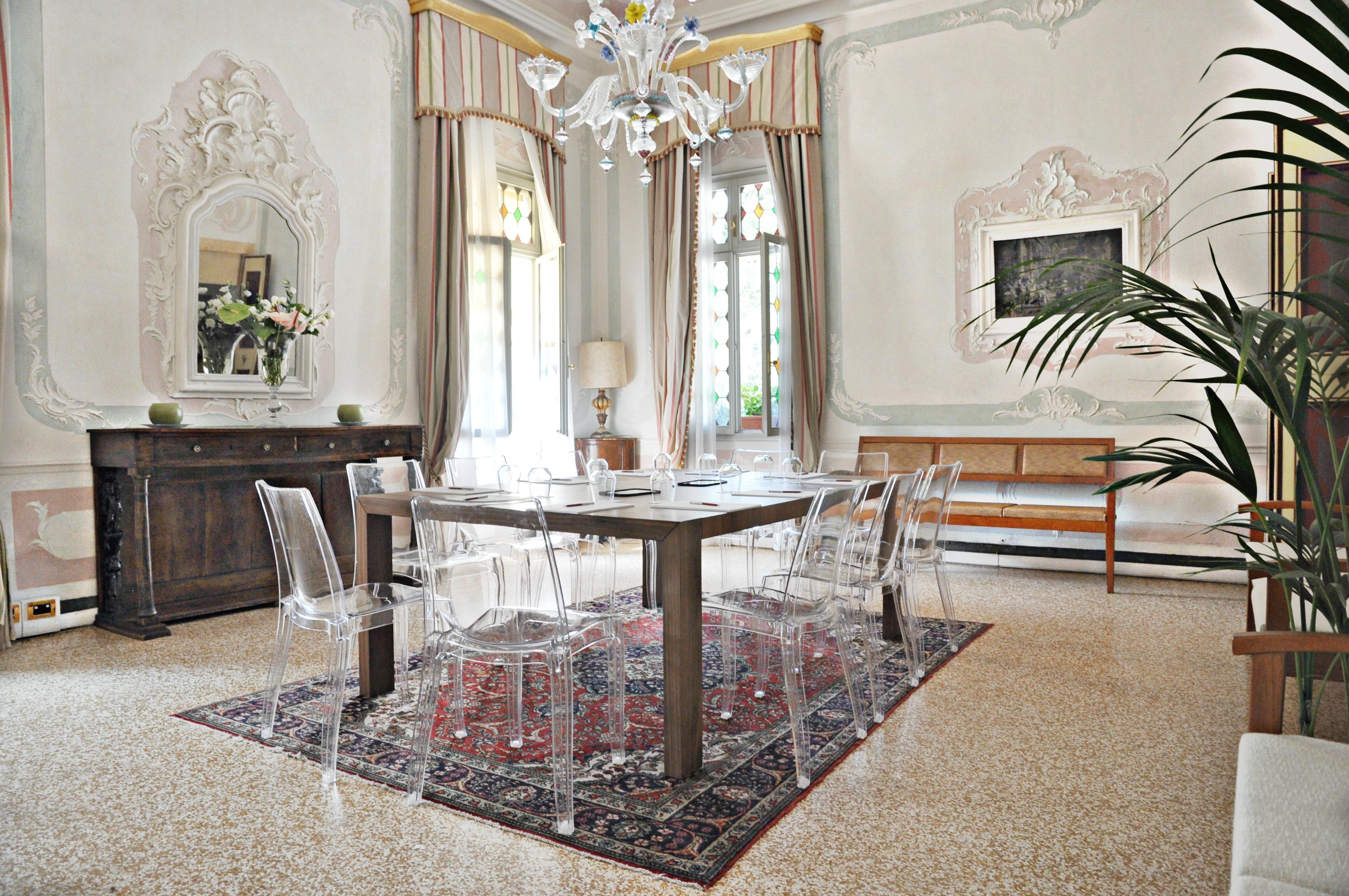 Hotel Villa Condulmer Mogliano Vêneto Exterior foto A dining room with a carpet