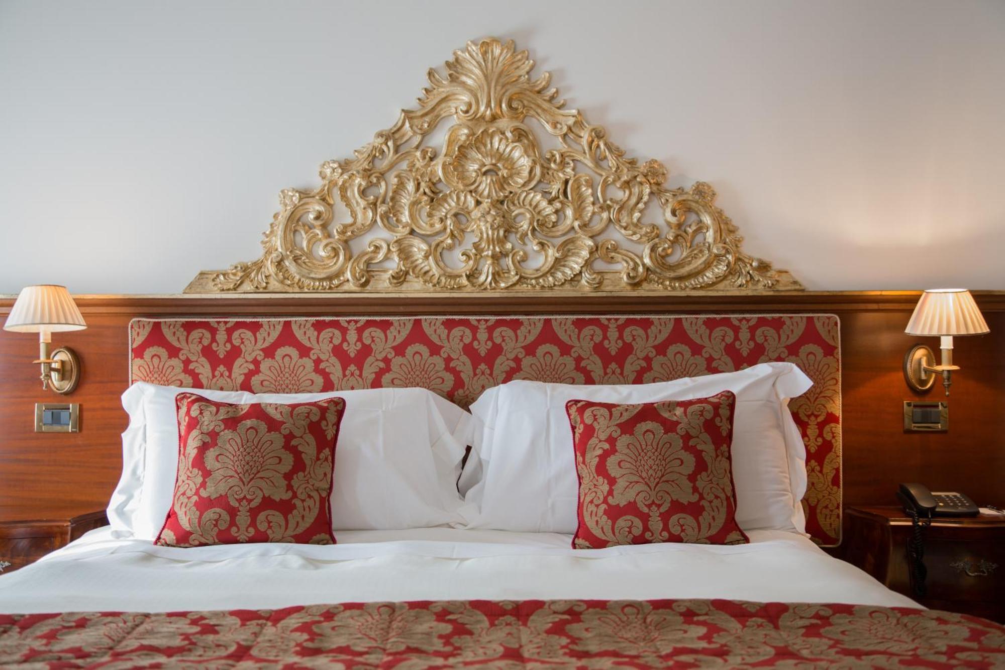Hotel Villa Condulmer Mogliano Vêneto Quarto foto A bed with a headboard
