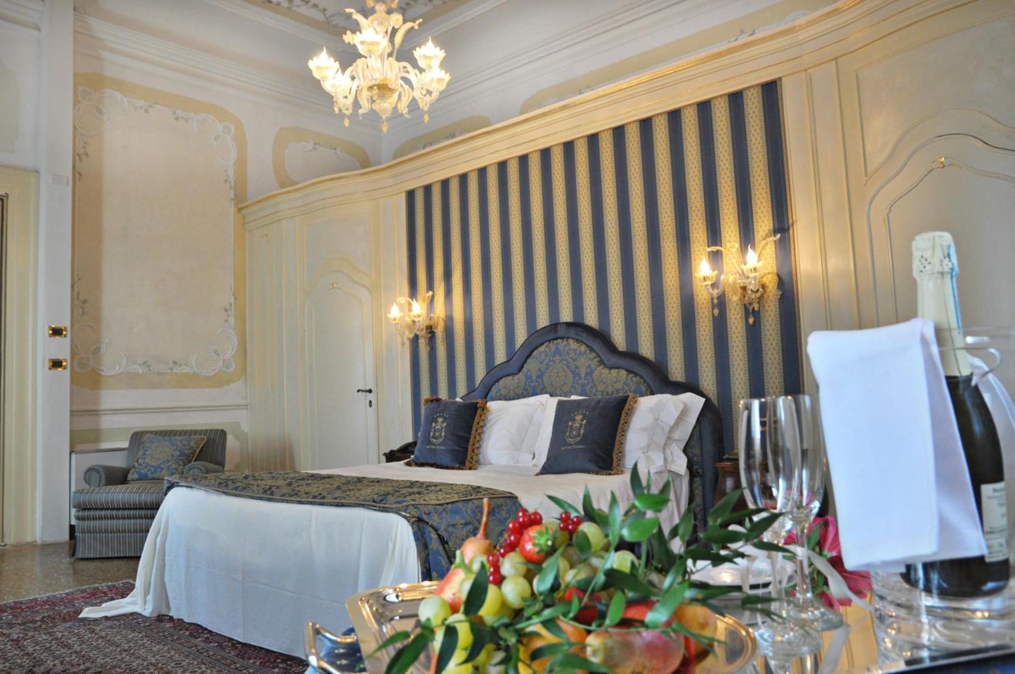 Hotel Villa Condulmer Mogliano Vêneto Quarto foto A suite at the hotel