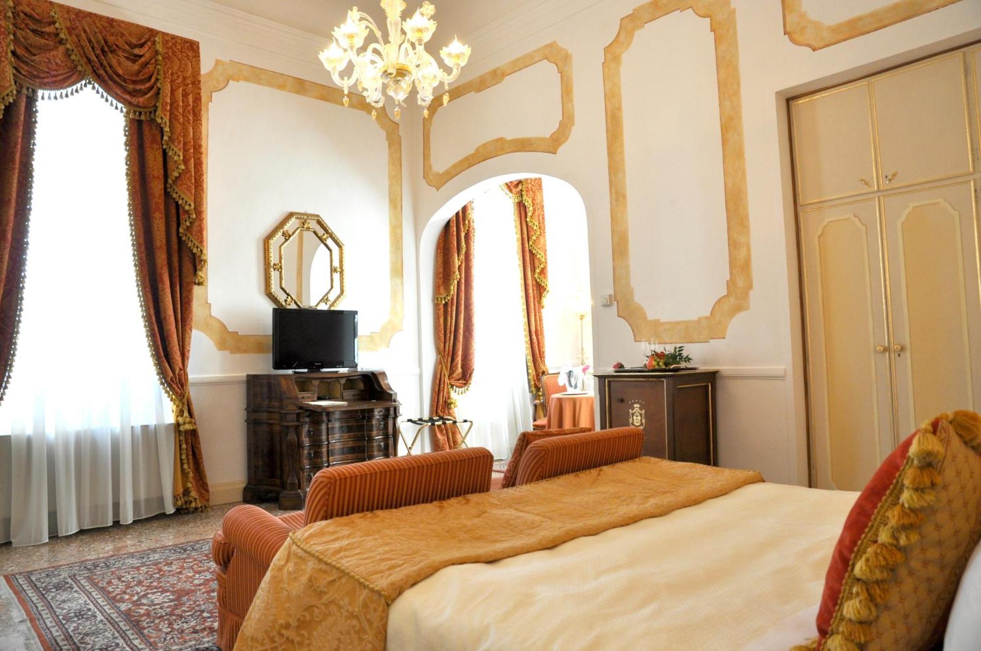 Hotel Villa Condulmer Mogliano Vêneto Quarto foto A room at the hotel