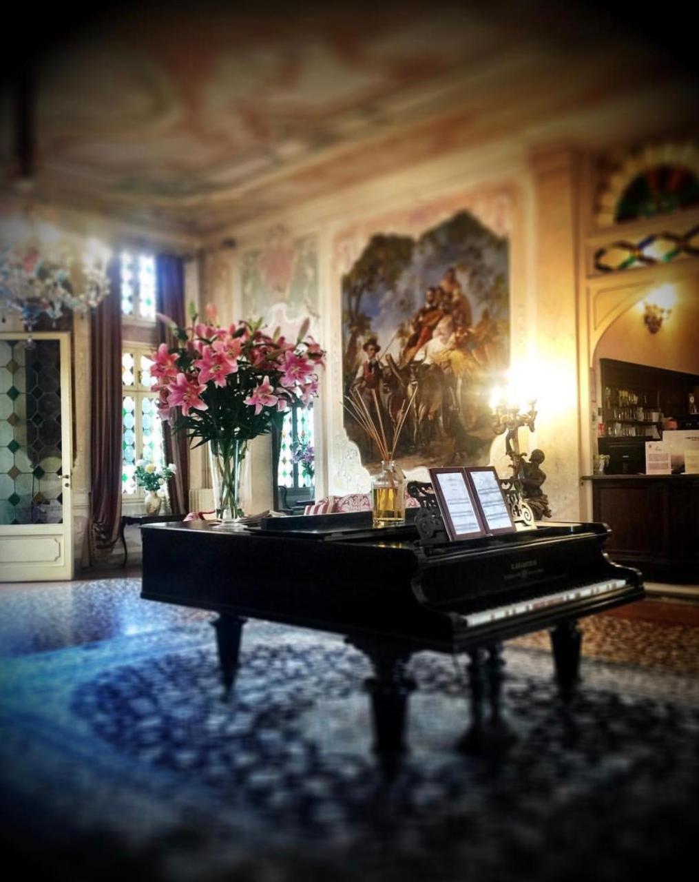Hotel Villa Condulmer Mogliano Vêneto Exterior foto The piano in the living room of the house