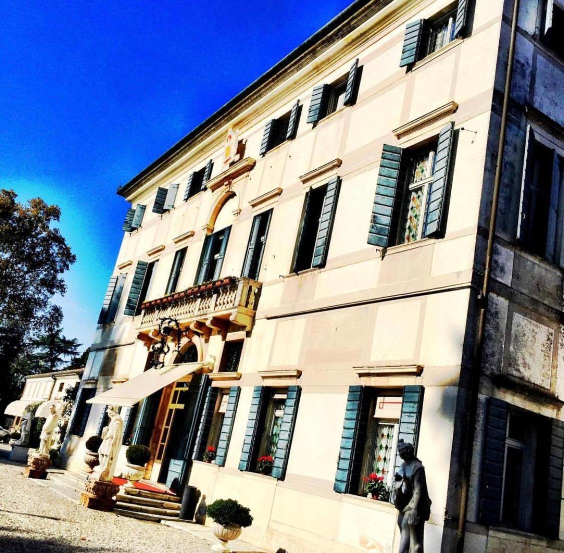 Hotel Villa Condulmer Mogliano Vêneto Exterior foto The house of the poet in the town of San Vittore Olona