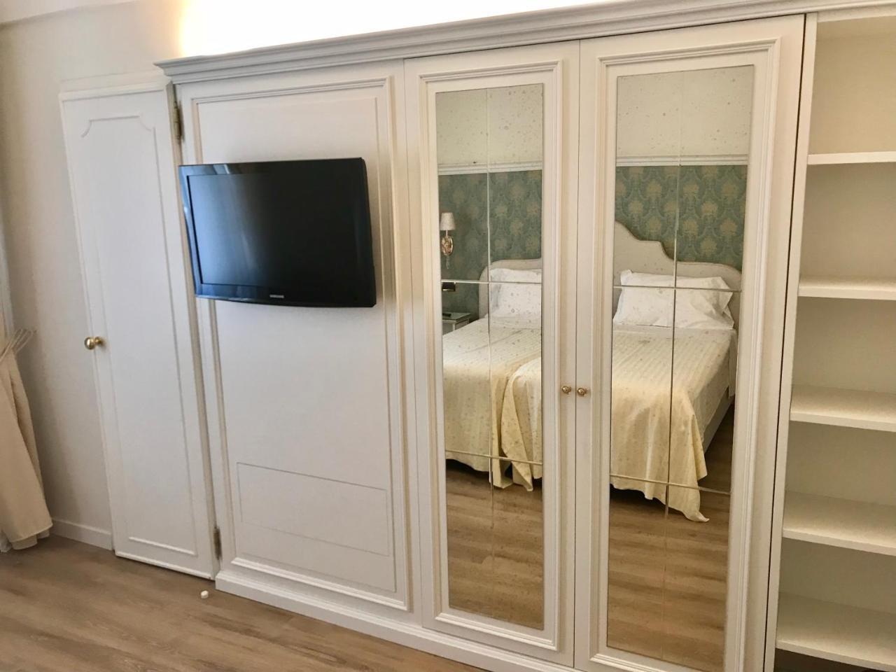 Hotel Villa Condulmer Mogliano Vêneto Exterior foto A mirrored armoire