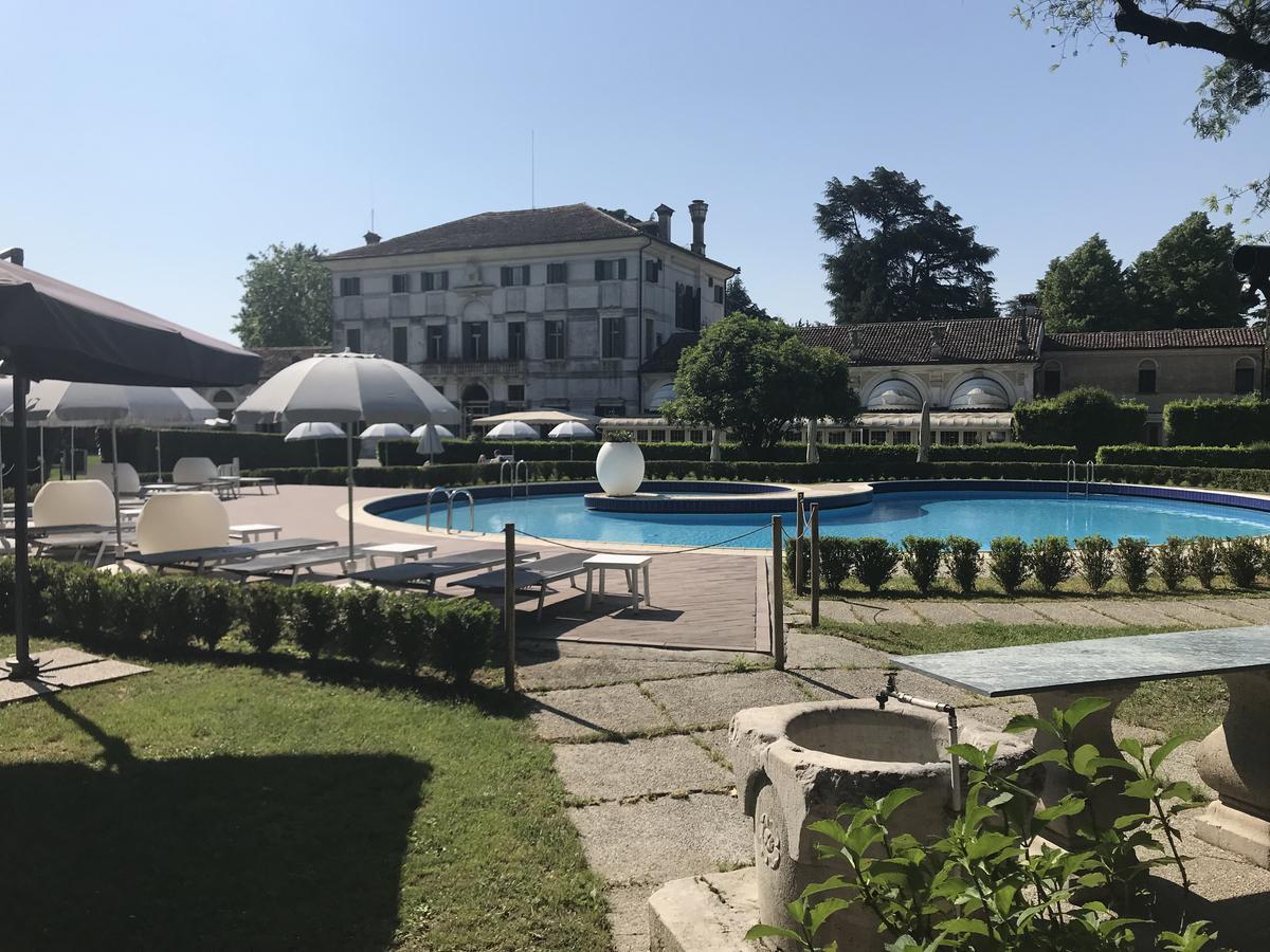 Hotel Villa Condulmer Mogliano Vêneto Exterior foto The swimming pool at the hotel